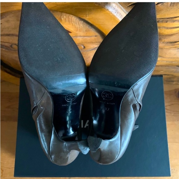 Vintage Chanel Camellia Flower Pointed Toe Brown/Black Heeled Boots, Chanel Box - Picture 7 of 11